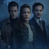 Il cast di The Haunting of Hill House: tre volti seri emergono da un'atmosfera nebbiosa e inquietante, pronti ad affrontare i segreti della casa.