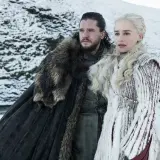 Jon Snow e Daenerys Targaryen in un paesaggio innevato. La loro storia epica, con la durata episodi di Game of Thrones, è indimenticabile.