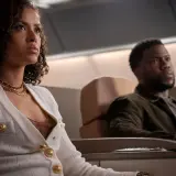 Il cast di Lift, Gugu Mbatha-Raw e Kevin Hart, seduti in aereo, sembrano pronti per un'avventura.