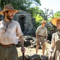 Tre persone con cappelli di paglia in un ambiente arido, forse una scena del film "Eden - Storia Vera".
