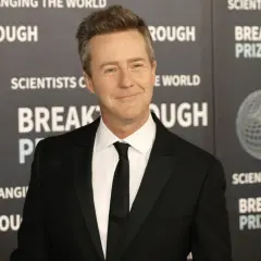 Edward Norton oggi, sorridente e impeccabile in smoking, alla premiazione del Breakthrough Prize.