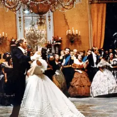 Una scena del ballo ne "Il Gattopardo", con Don Fabrizio che danza con Angelica. Un'icona del cinema.