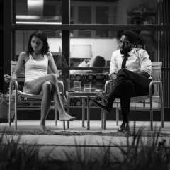 Malcolm e Marie: recensioni di una notte intensa. Una coppia seduta su sedie, in un dialogo teso.