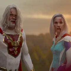 Il cast di Jupiter's Legacy, con volti feriti, guarda verso l'orizzonte al tramonto.