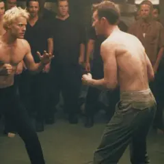 Brad Pitt e Edward Norton si affrontano in un incontro clandestino, circondati da spettatori.
