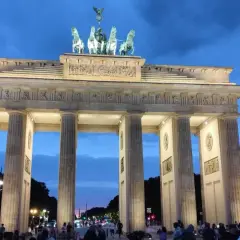 Porta di Brandeburgo illuminata al crepuscolo, un'icona di Berlino. Le recensioni su questa città sono sempre positive!