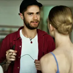 Un regista parla con una ballerina, forse per un film o una storia vera.