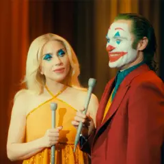 Joker e Harley Quinn, con il trucco da clown, cantano sul palco. Una scena iconica del finale di Joker.