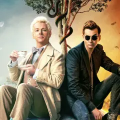 Un angelo e un demone, protagonisti di una **good omens recensione**, siedono fianco a fianco. Piume bianche e rosse fluttuano in un cielo diviso tra azzurro e fuoco.