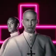 Due papi, uno giovane e uno anziano, sullo sfondo di una croce al neon rosa. La recensione del nuovo papa è intensa.