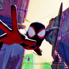 Miles Morales sfreccia tra i grattacieli colorati, un'immagine iconica per le recensioni di Spider-Man: Across the Spider-Verse.