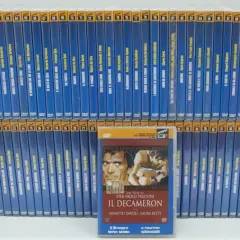 Una vasta collezione di DVD di film italiani, con "Il Decameron" di Pier Paolo Pasolini in primo piano, testimonia la ricca distribuzione cinematografica.