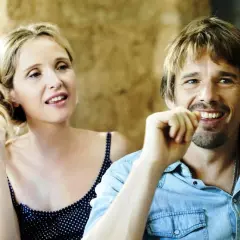 Ethan Hawke e Julie Delpy, protagonisti della **before midnight trilogia**, sorridono in un momento intimo.