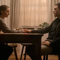 Una coppia si tiene per mano a tavola, un momento di intimità che anticipa l'annientamento recensione.