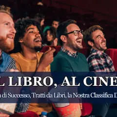 Amici al cinema ridono guardando film che hanno fatto la storia del cinema, tratti da libri.
