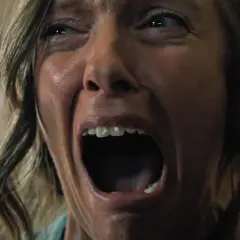 Un volto urlante, un'espressione di puro terrore. Le recensioni di Hereditary descrivono perfettamente questo momento di angoscia.