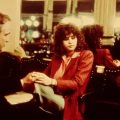 Ultimo tango a Parigi scena finale: Marlon Brando e Maria Schneider si tengono per mano, un addio malinconico in un locale parigino.