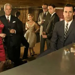 Personaggi iconici di Mad Men, un tuffo nella pubblicità e negli anni '60. Una recensione che cattura l'essenza della serie.