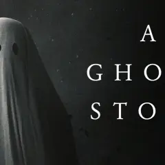 Un fantasma coperto da un lenzuolo con due buchi per gli occhi, con il titolo "A Ghost Story" in bianco.
