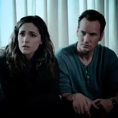 Coppia spaventata, con sguardi persi nel vuoto, forse leggendo recensioni insidiose su un film horror.