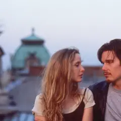 Prima dell'alba, la trilogia: Jesse e Celine si guardano su un tetto, con cupole sullo sfondo.