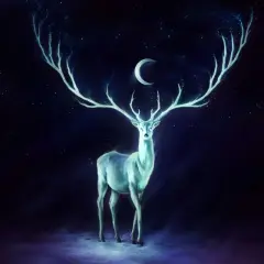 Cervo spettrale sotto la luna, con corna luminose che si estendono tra le stelle. La sua aura eterea suggerisce che il male non esiste, spiegazione finale.