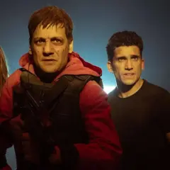 La banda è pronta per la resa dei conti nella casa di carta stagione 4. Quattro volti tesi, un fucile, l'attesa è palpabile.