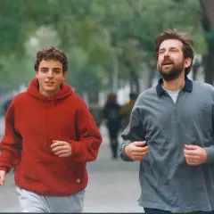 Due uomini corrono in un parco. Uno indossa una felpa rossa, l'altro una grigia. Forse stanno pianificando la trama della stanza del figlio.