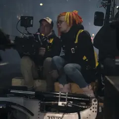 Daniele Massaccesi e una collega sul set, concentrati sul loro lavoro.