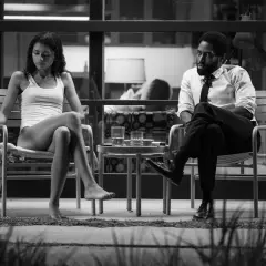 Malcolm e Marie, un dialogo intenso tra due anime. La tensione è palpabile mentre si confrontano, esplorando il significato del loro amore e delle loro vite.