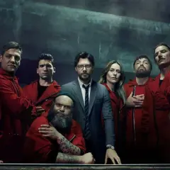 Il cast de "La casa di carta" in tuta rossa, pronto per un colpo. Le recensioni della serie sono entusiastiche.