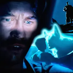 Occhi di Val Kilmer in primo piano, silhouette di Batman e Robin in lontananza, scene di Batman Forever Schumacher cut.