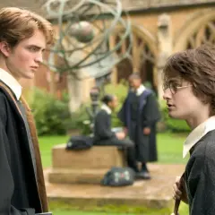 Robert Pattinson, chi ha interpretato Cedric Diggory, parla con Harry Potter nel cortile di Hogwarts.