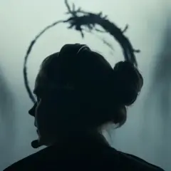 La protagonista di Arrival, in una scena chiave per la recensione, affronta l'ignoto. Le sagome aliene incombono.