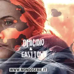 Il volto di Kate Winslet in primo piano, con macchie rosse che ricordano sangue e il titolo "Omicidio a Easttown". Le recensioni lodano la serie.