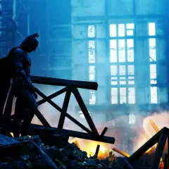 Batman osserva l'ospedale in fiamme, un'esplosione causata dal Joker ha devastato tutto.