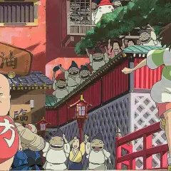 La città incantata recensioni: Chihiro corre felice tra creature fantastiche e un bambino paffuto in un'ambientazione vibrante.