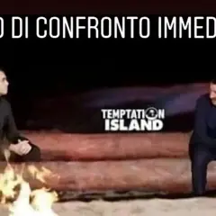 Meme film: due politici seduti su tronchi davanti a un falò, con il logo di Temptation Island.