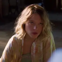 La storia di mia moglie, finale spiegazione: lei guarda intensamente, con un'espressione indecifrabile, mentre la luce illumina il suo volto.