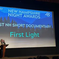 Sul palco, "First Light" celebra il miglior cortometraggio documentario ai New Hampshire Night Awards.