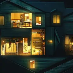 La casa è sezionata, rivelando scene inquietanti e persone isolate. Una possibile hereditary spiegazione del terrore.