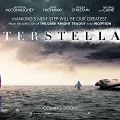Un astronauta emerge dall'acqua, guardando verso un tramonto stellare. La locandina di Interstellar, un'epica avventura spaziale, promette una recensione da non perdere.