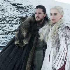 Jon Snow e Daenerys Targaryen in un paesaggio innevato. La loro storia epica, con la durata episodi di Game of Thrones, è indimenticabile.