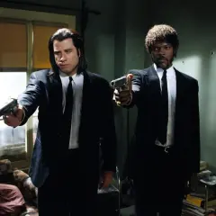 Samuel L Jackson e John Travolta in Pulp Fiction, con pistole puntate, pronti all'azione.