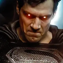 Primo piano di un Superman cattivo, con occhi rossi incandescenti e un'espressione minacciosa. Il costume nero e il mantello suggeriscono un lato oscuro in questo film.