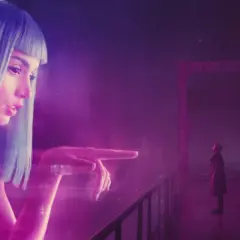 Joi, un'ologramma, interagisce con K su un ponte. Un'immagine iconica per la blade runner 2049 recensione.