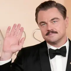 Leonardo DiCaprio, con baffi e smoking, saluta. Quanti Oscar ha vinto Leonardo DiCaprio? Uno, per "The Revenant".