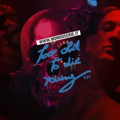 Recensione "Too Old to Die Young": teschio decorato, rose e un volto maschile emergono da un'atmosfera rossa e misteriosa.
