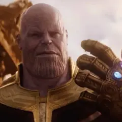 Thanos, il Titano Pazzo, mostra il Guanto dell'Infinito, con le gemme che brillano. Il suo sguardo è ineluttabile, pronto a realizzare il suo piano.