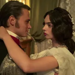 Il gattopardo: il ballo riassunto. Tancredi e Angelica si guardano intensamente durante un ballo, un momento chiave della storia.